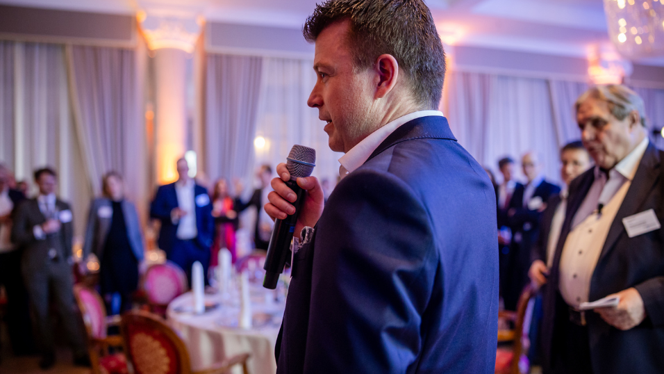 Marc Lebherz spricht während der Abendveranstaltung beim SZ-Versicherungstag 2026