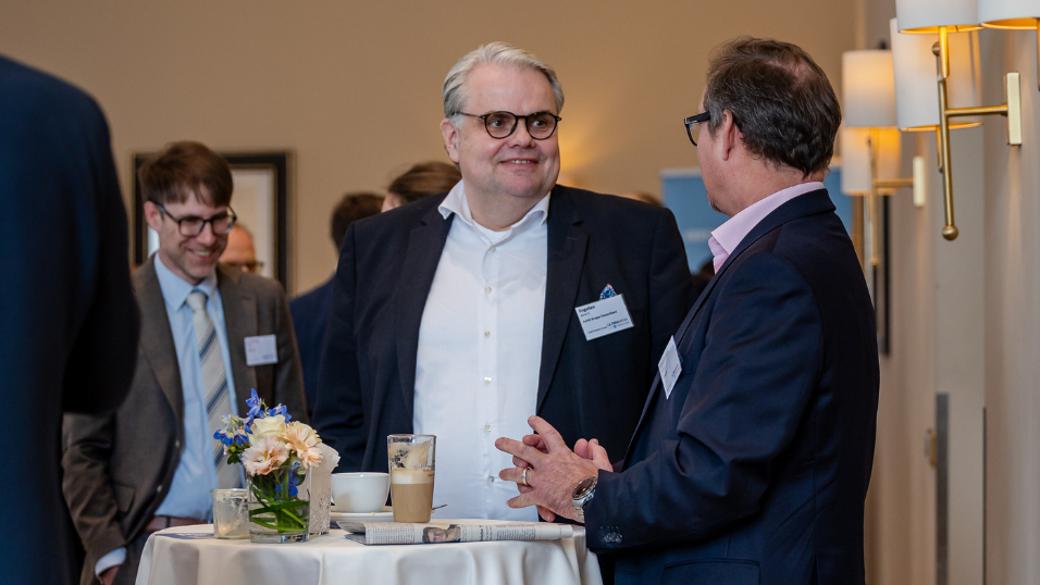 Teilnehmer im fachlichen Austausch während einer Networking-Pause beim SZ-Versicherungstag 2026