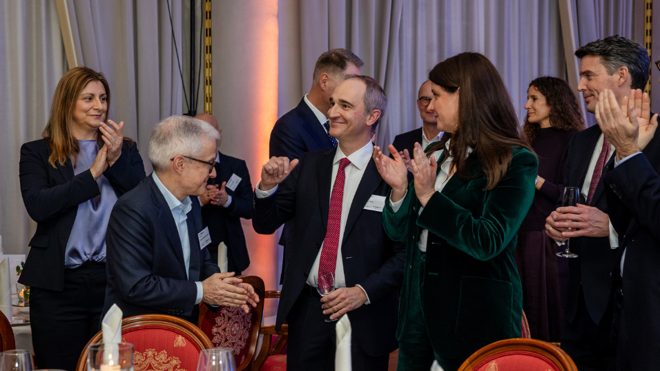 Empfang von Giulio Terzariol beim SZ-Versicherungstag 2026. Teilnehmer applaudieren. 