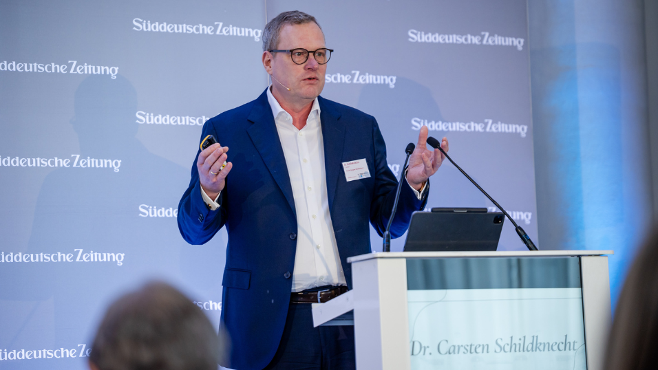 Dr. Carsten Schildknecht gestikuliert während seines Vortrags auf der Bühne beim SZ-Versicherungstag 2026