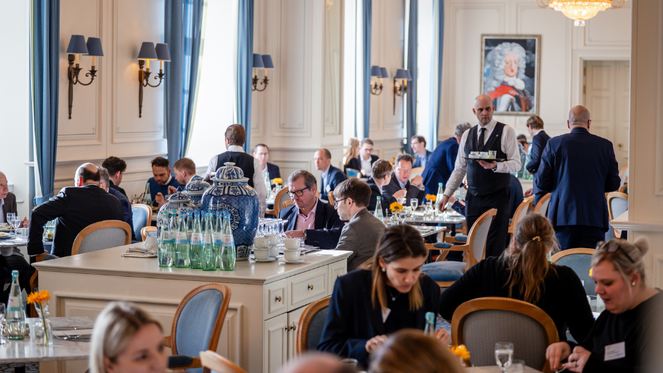 Blick in den Essbereich mit Teilnehmenden während der Mittagspause beim SZ-Versicherungstag 2026