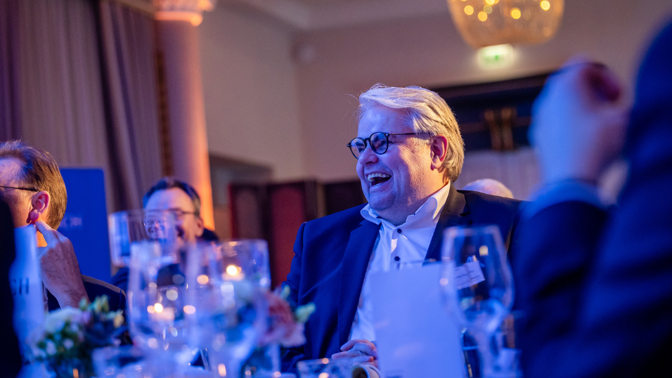 Teilnehmer am Tisch während des Abendprogramms beim SZ-Versicherungstag 2026