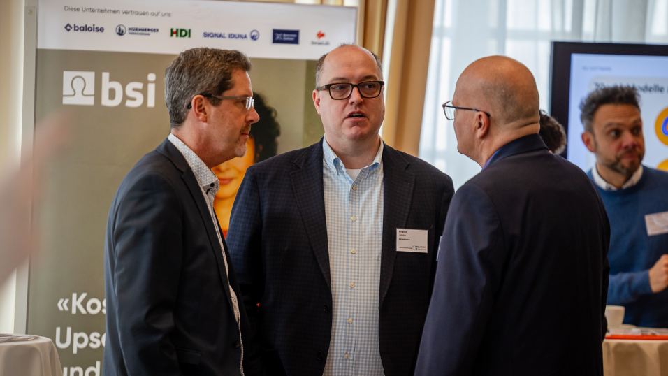Austausch zwischen Teilnehmenden im Aussteller- und Networkingbereich beim SZ-Versicherungstag 2026