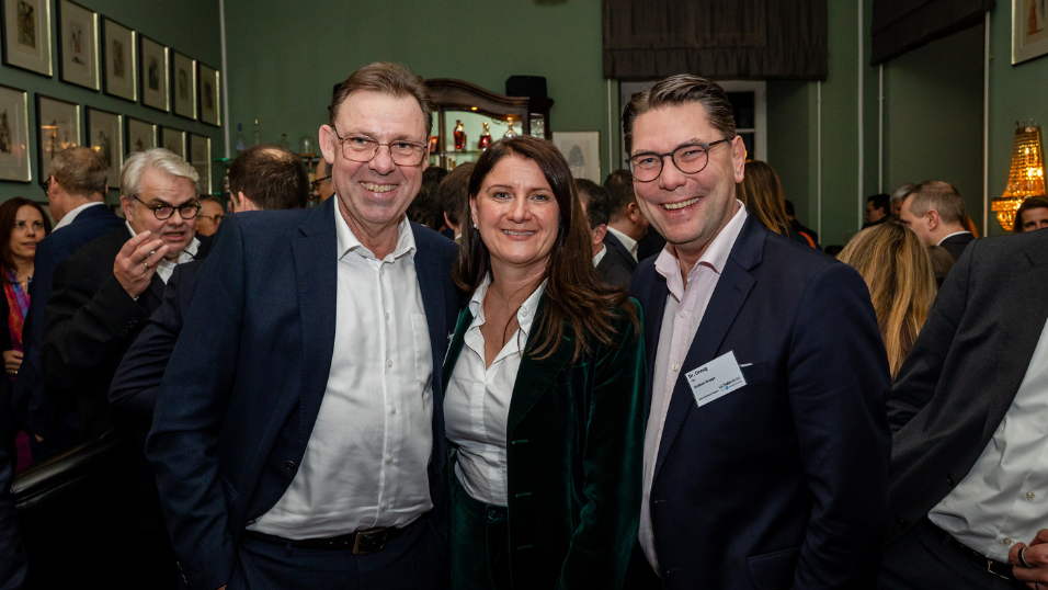 Gruppenfoto von den Teilnehmern beim Get-Together in der Zurich Bar beim SZ-Versicherungstag 2026